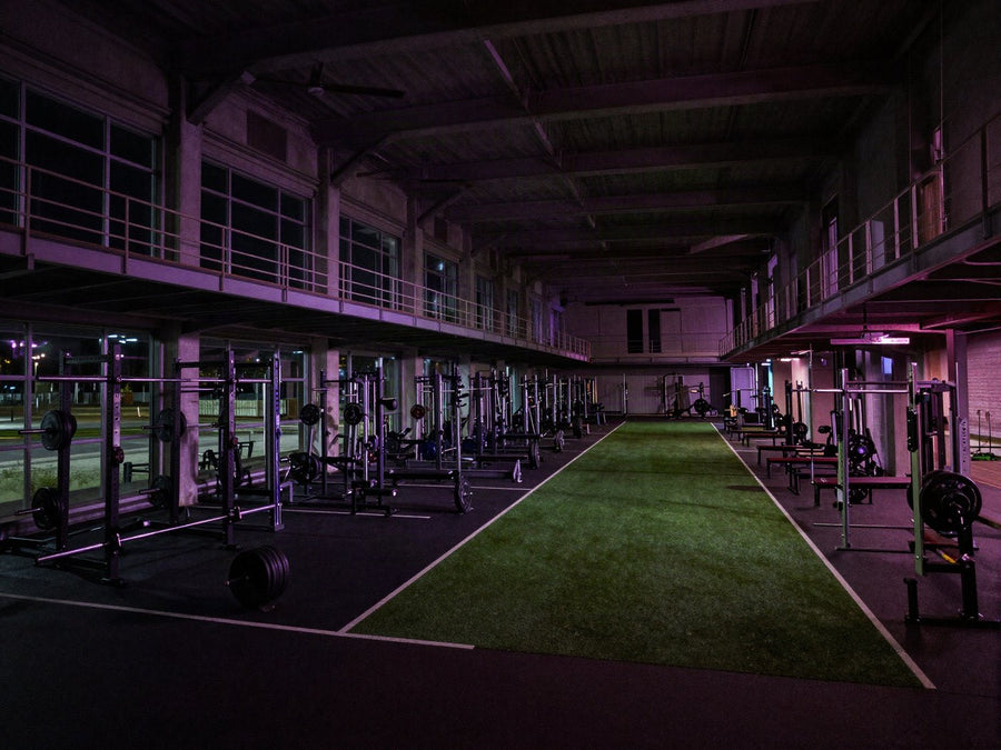 Instalacion de entrenamiento de gran formato de doble altura con pista y plataformas